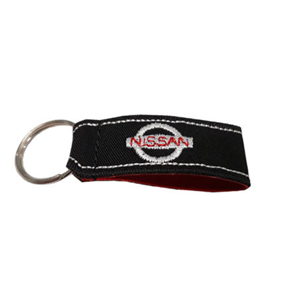 mini-yfasmatino-mprelok-me-kentito-to-logotypo-tis-nissan