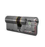 Κύλινδρος ασφαλείας ISEO R500 SPI με 5 κλειδιά με πλαστικό κεφάλι. Αξιόπιστος μηχανισμός ευρωπαϊκού προφίλ για πόρτες ασφαλείας οικιών και επαγγελματικών χώρων.